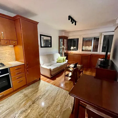 Gold 4 Metro Wifi 65'tv Netflix Hbo Appletv Disney_ Apartment Warsaw