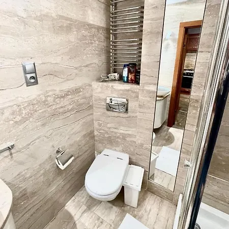 Apartment Gold 4 Metro Wifi 65'tv Netflix Hbo Appletv Disney_