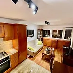 Apartamento Gold 4 Metro Wifi 65'tv Netflix Hbo Appletv Disney_ Varsóvia